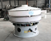 塑料振動篩從篩網到篩框采用的全是pp塑料材質，該材質無色，無味，無化學反應，使用壽命長。